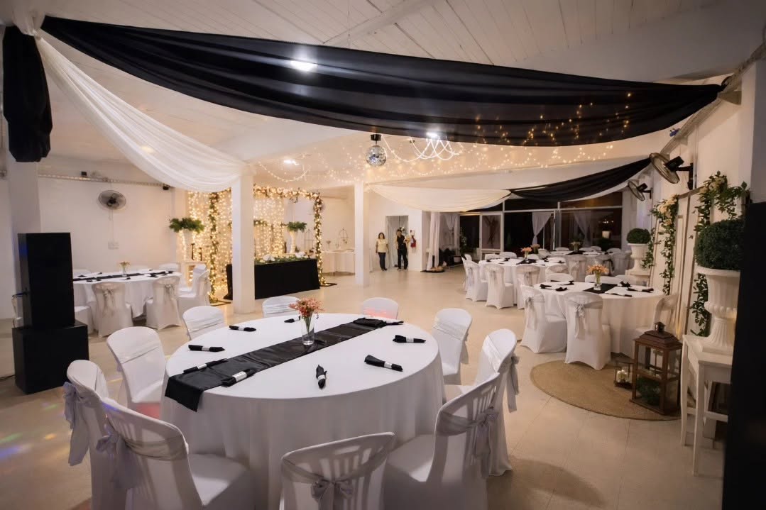 Interior del salón La Rosa Multiespacios preparado para eventos